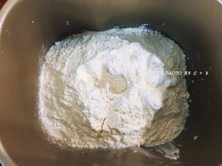 1、蔓越莓乳酪软欧包,依次将纯牛奶、盐、幼砂糖、面包粉、干酵母倒入面包机桶内，启动和面程序10分钟。