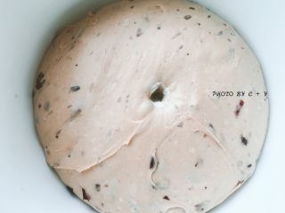 4、蔓越莓乳酪软欧包,手指沾少许面粉插入面团中，手指抽出面团不回缩，指印周围的面团不凹陷说明发酵好了。