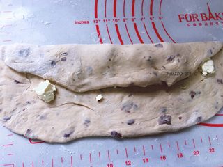 7、蔓越莓乳酪软欧包,长方形上边向下折叠1/3，下边再向上折叠。