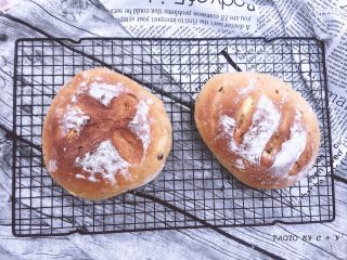 10、蔓越莓乳酪软欧包,刚出炉的时候表面可能有一点点硬硬的，但是冷却了就非常软，蔓越莓的酸甜真的是非常浓郁，尤其是吃到乳酪的时候太满足了！