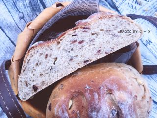 11、蔓越莓乳酪软欧包,切面还是挺好看的，大孔基本都是乳酪。