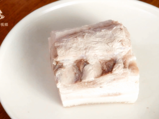 4、四川烧白，宴席压轴菜的家常做法,煮至五花肉变色捞出