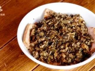 13、四川烧白，宴席压轴菜的家常做法,铺上熟芽菜