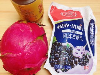1、梦幻火龙果酸奶杯,准备好食材。红心火龙果、酸奶、蜂蜜。