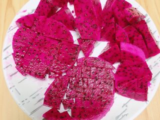 2、梦幻火龙果酸奶杯,将火龙果大部分切大块儿，一片切小丁待用。