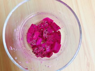 3、梦幻火龙果酸奶杯,取一只杯子，放入一层火龙果小丁儿。