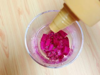 4、梦幻火龙果酸奶杯,往杯中淋入一些蜂蜜，大约5ml的量。