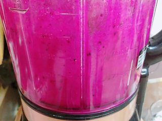 5、梦幻火龙果酸奶杯,大块儿火龙果放入破壁机，选择奶昔键打40秒即可。