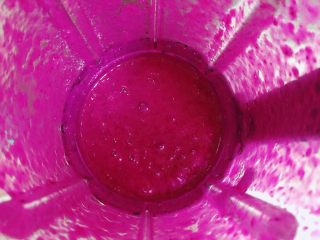 6、梦幻火龙果酸奶杯,火龙果泥打好了。