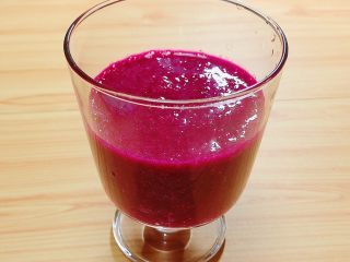 8、梦幻火龙果酸奶杯,火龙果泥大概倒到半杯的位置。