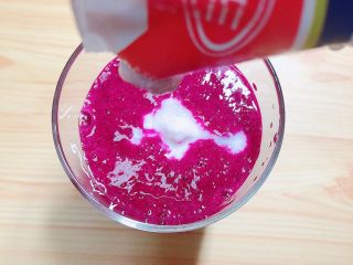 9、梦幻火龙果酸奶杯,再倒入酸奶，大概至95分满杯状。