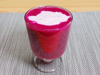 10、梦幻火龙果酸奶杯,酸奶与火龙果泥不溶解在一起，需要用勺做搅拌，梦幻效果就出来了。