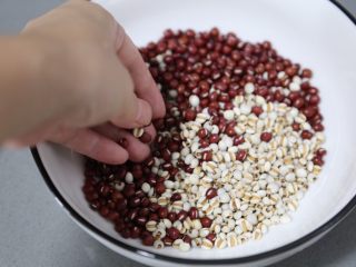 2、红豆薏米糊,将红豆和薏米挑拣一下，坏的豆子挑出不要