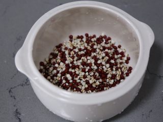 4、红豆薏米糊,倒掉浸泡的水不要，放入炖盅中