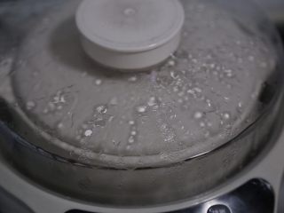 6、红豆薏米糊,放入炖锅中开始炖