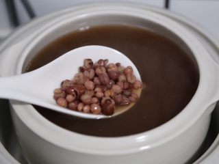 7、红豆薏米糊,炖约1小时，红豆和薏米开花了
