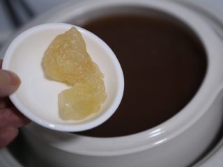 8、红豆薏米糊,放入冰糖，继续炖