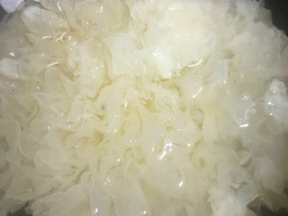 1、红枣银耳,银耳提前泡发