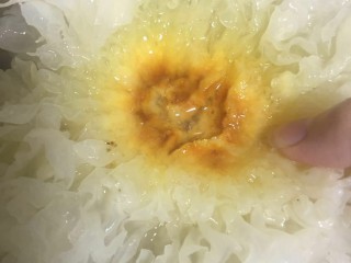 2、红枣银耳,银耳去除根部