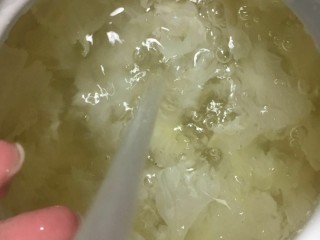 3、红枣银耳,反复清洗几次