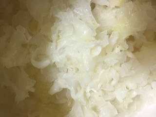 4、红枣银耳,撕成小块