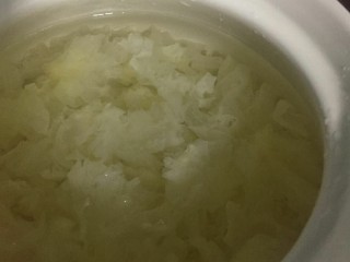 5、红枣银耳,冷水入锅，水要少一点