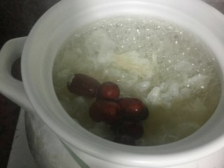 11、红枣银耳,倒入红枣冰糖桂圆干