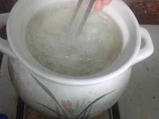 10、红枣银耳,开盖筷子搅拌可以出胶快