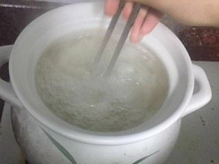 13、红枣银耳,再搅拌一会最后一分钟加入枸杞