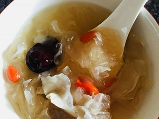 15、红枣银耳,看到了吗出胶了，放入冰箱冷藏后口感更佳哦