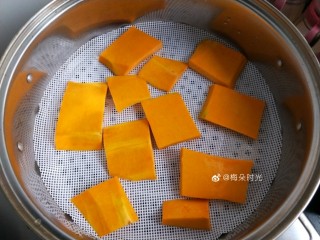 1、南瓜玫瑰花馒头,南瓜切片蒸熟