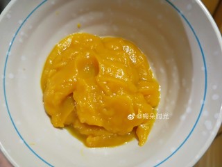 2、南瓜玫瑰花馒头,过筛出细腻的南瓜泥