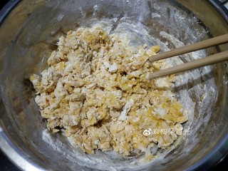 3、南瓜玫瑰花馒头,南瓜泥，白糖，酵母，加入面粉里，先搅拌成棉絮状，