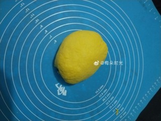 4、南瓜玫瑰花馒头,和成软硬适中的面团，水根据面团的软硬度来少量添加。