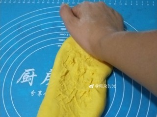 5、南瓜玫瑰花馒头,用掌根的力量使劲揉面