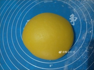 6、南瓜玫瑰花馒头,把面团揉至外表光滑