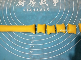 7、南瓜玫瑰花馒头,搓成长条切成包饺子一样的小剂子