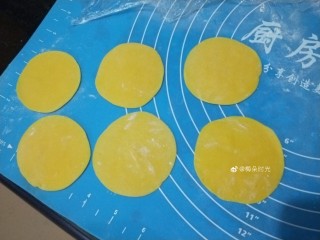 9、南瓜玫瑰花馒头,擀成饺子皮