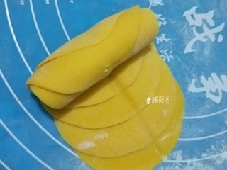 12、南瓜玫瑰花馒头,慢慢卷起来。