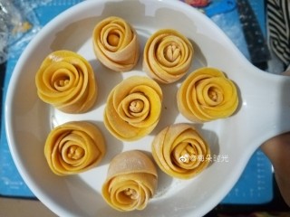 15、南瓜玫瑰花馒头,中间的花心用小剪刀剪开。花片可以整理的打开多一些，也可以不整理。做了八个玫瑰花。
