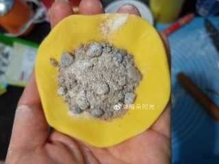 16、南瓜玫瑰花馒头,剩下的面做小刺猬馒头。取一块面团，擀成包子皮，包上馅，收口。