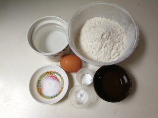 1、小油条,准备好所有食材