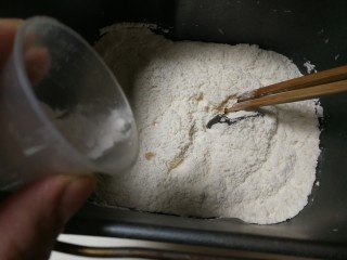 3、小油条,放入小苏打