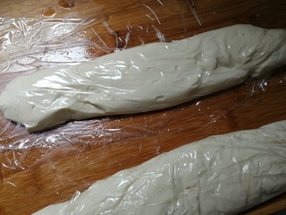 9、小油条,取出面团整理成长条，用保鲜膜包裹起来放入冰箱冷藏一晚