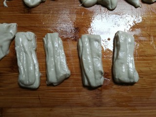 10、小油条,早上起来将面团分切成小长条，两头两条叠一起，用筷子在中间稍微压紧一下