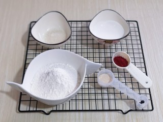 1、不一样的面食~圣诞老人馒头,准备食材并称重!