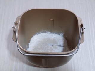 3、不一样的面食~圣诞老人馒头,加入中筋面粉及酵母粉!将桶放入机体启动面包机,开始进入和面阶段。