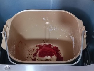 4、不一样的面食~圣诞老人馒头,将小块面团加入红曲粉继续放在面包机启动和面程序。