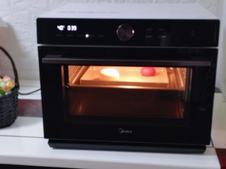 6、不一样的面食~圣诞老人馒头,选恒温发酵功能,自动时间为40°、40分钟!(恒温发酵功能,喷雾式发酵,这样可以保证面团的湿度!特别赞!真是冬天做烘焙的好帮手呀!