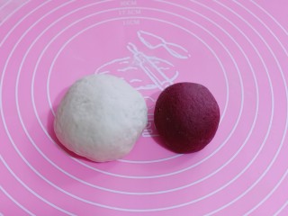 7、不一样的面食~圣诞老人馒头,醒发好的面团组织是蜂窝状态,将醒发好的面团,排气揉圆。